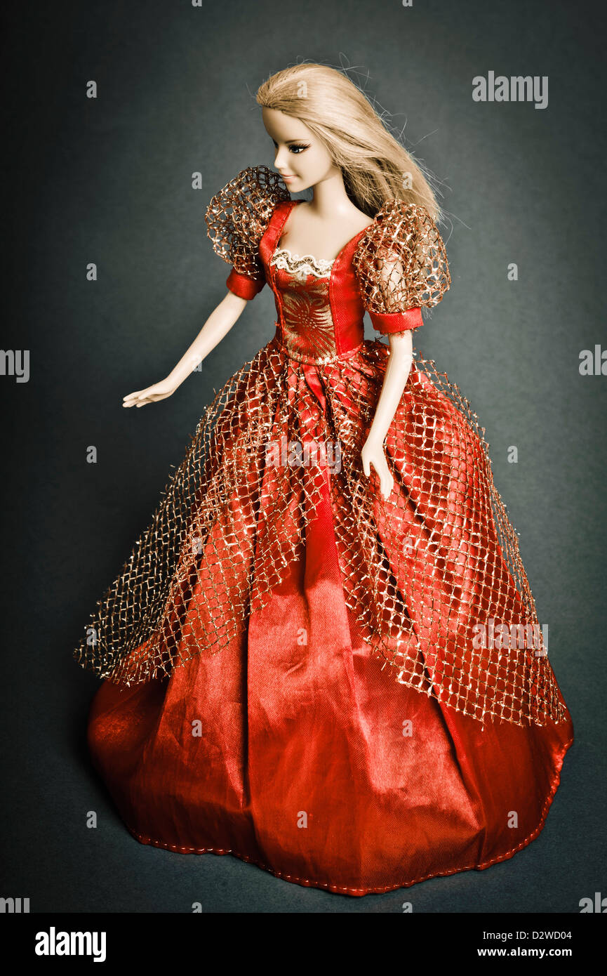 Muñeca Barbie en vestido rojo Fotografía de stock - Alamy