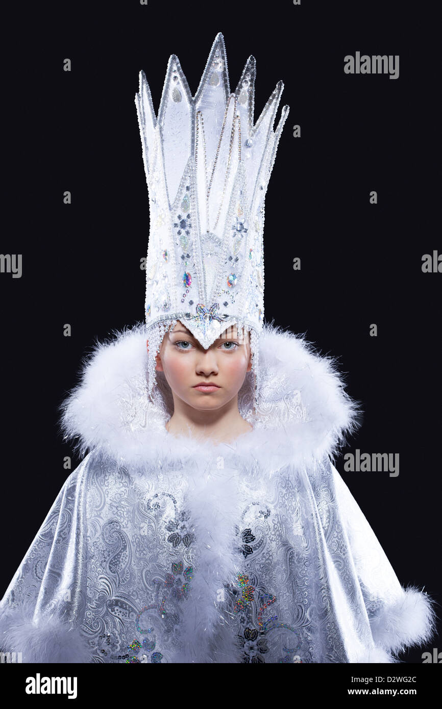 Retrato de chica guapa en ice queen disfraz de carnaval Fotografía de stock  - Alamy