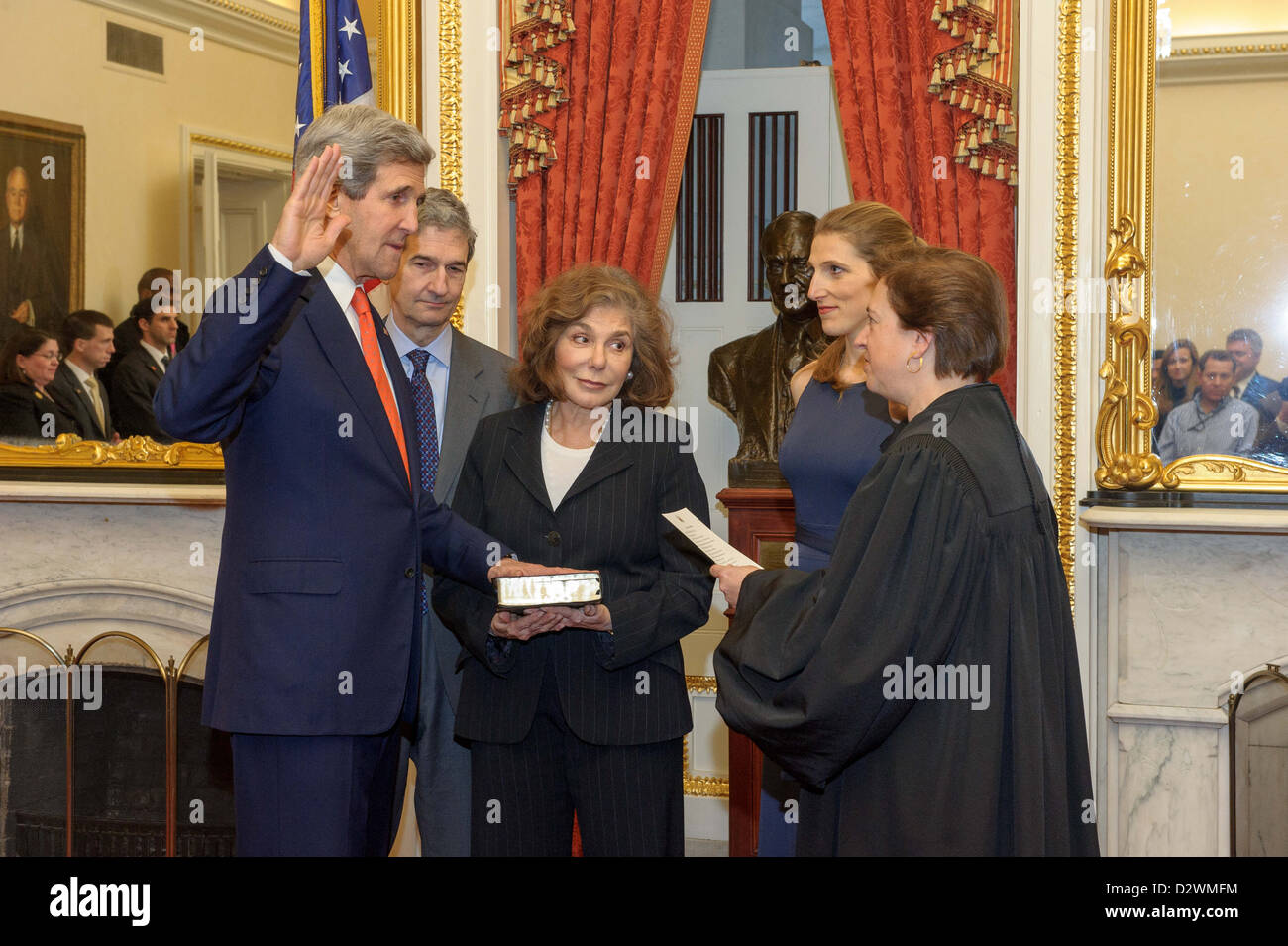 La Suprema Corte de Justicia Elena Kagan jura en el Secretario de Estado, John Kerry el 1 de febrero de 2013. Foto de stock