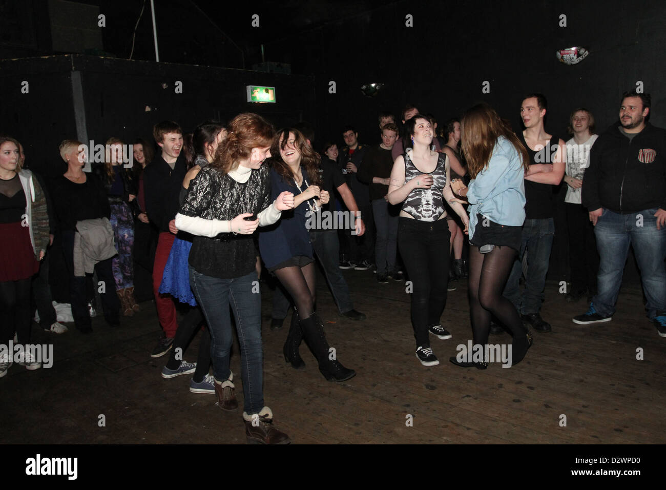 Las niñas sólo mosh pit, Bristol basa band AWMR jugando en el Croft en Bristol. Foto de stock