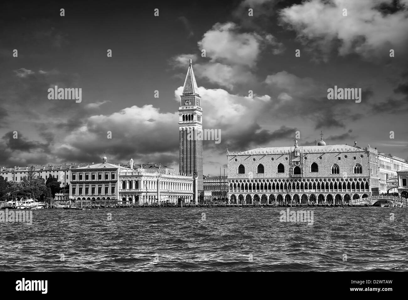 El Palacio Ducal y Campinale de San Marcos desde la cuenca de San Marcos Venecia Foto de stock
