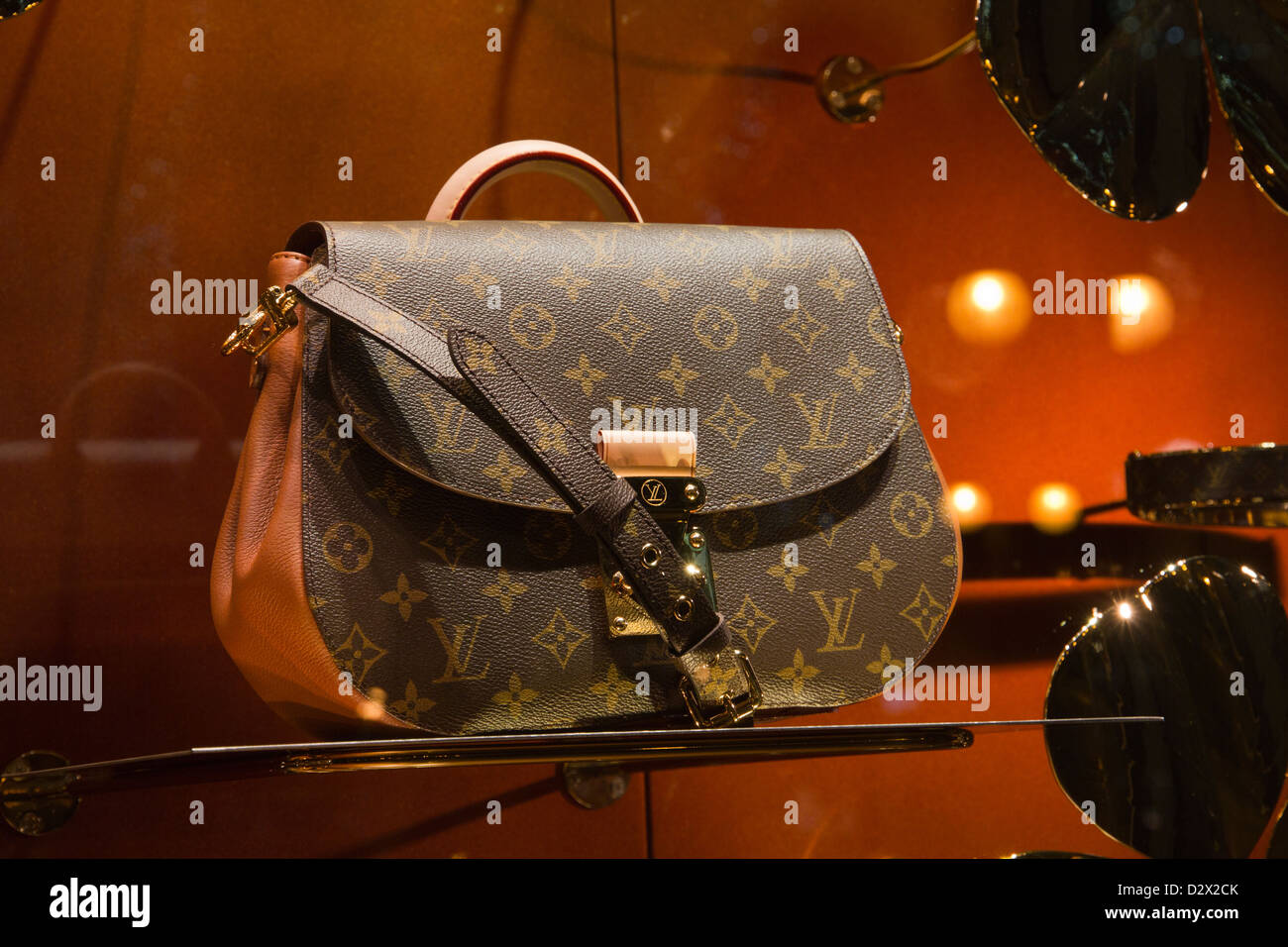Louis Vuitton mujer bolso de mano en la ventana de la LV boutique
