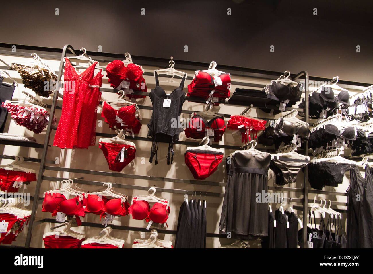Tezenis ropa mujer tienda Lencería roja Fotografía de stock - Alamy
