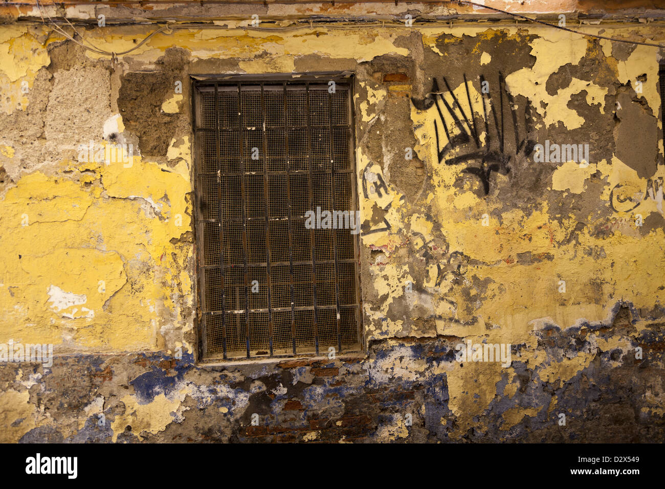 Peeling viejas paredes y ventanas con barras y mallas de alambre grill en  Málaga, Costa del Sol, al sur de España Fotografía de stock - Alamy