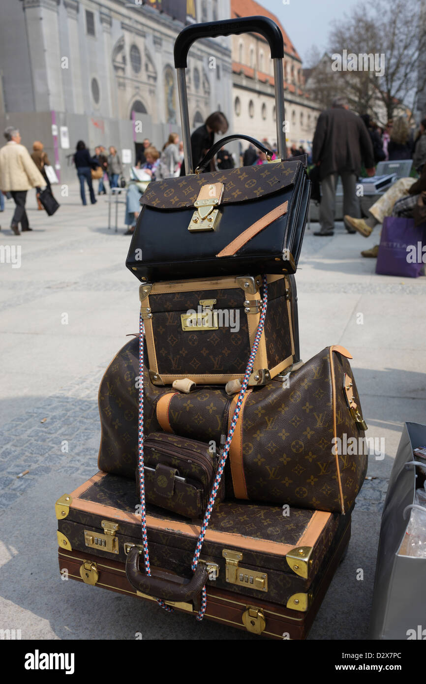 Bolso falso Louis Vuitton fotografía editorial. Imagen de marcas