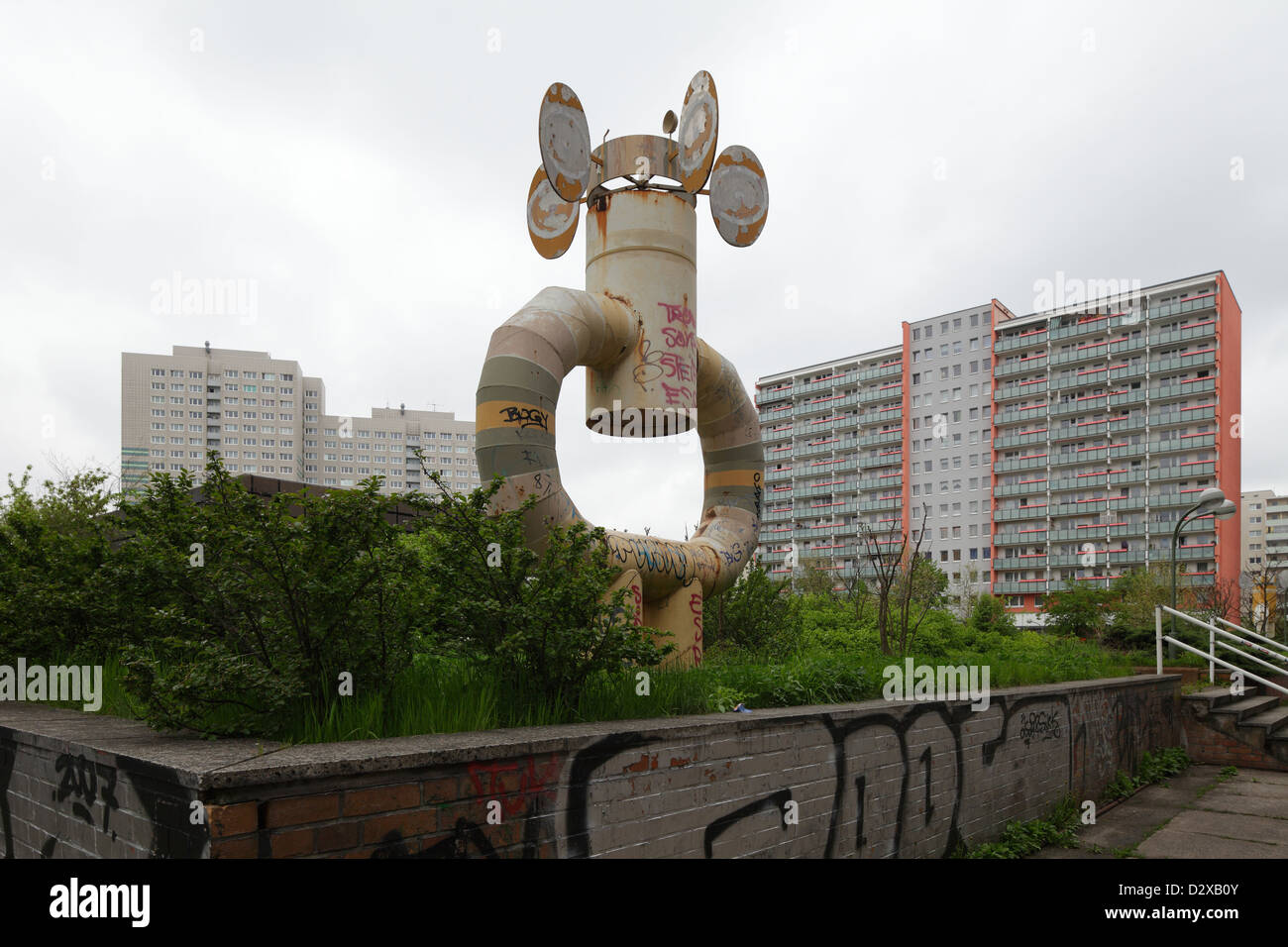 Berlín, Alemania, la escultura, el Wind chimes en Plaza Anton-Saefkow Foto de stock