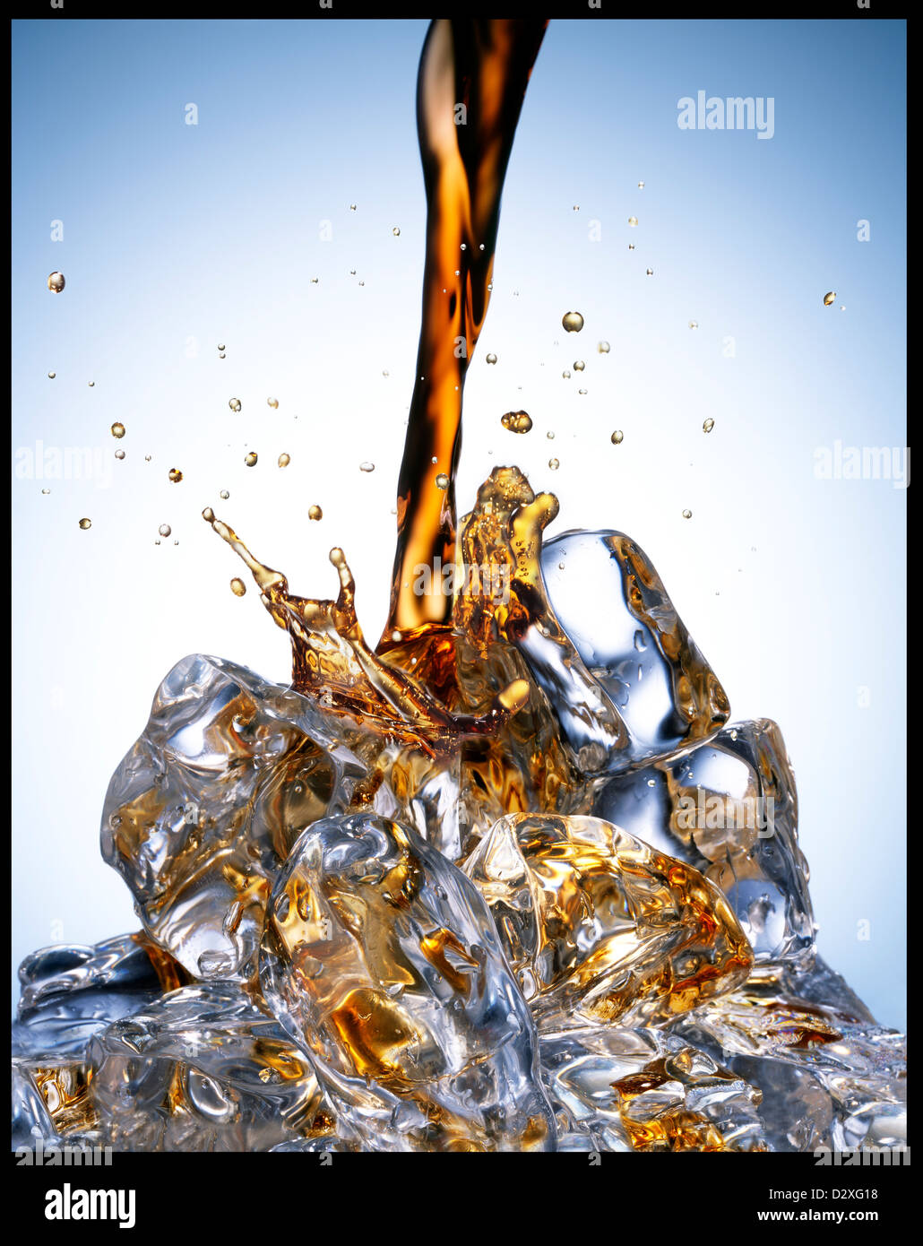 Soda vertiendo sobre hielo Foto de stock