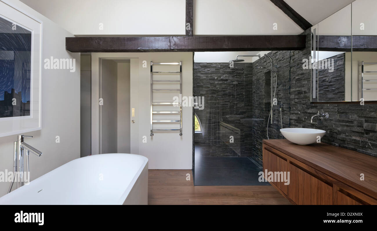 El Oaks, Richmond, Reino Unido. Arquitecto: Sopa de arquitectos, 2012. Vista del dormitorio principal con baño en-suite con pizarra ofrecen Foto de stock