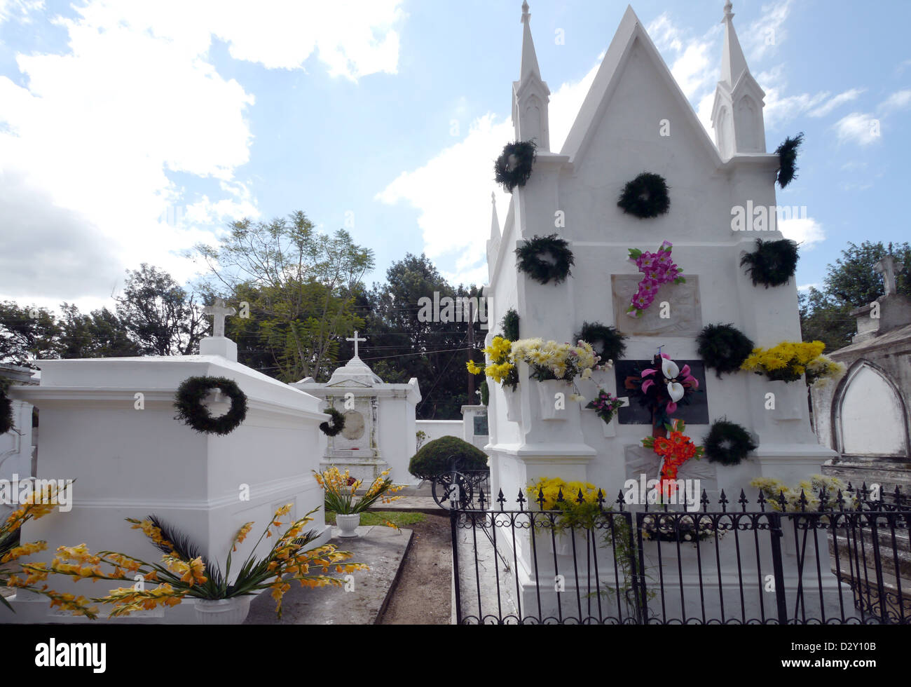 Tumbas con flores fotografías e imágenes de alta resolución Alamy