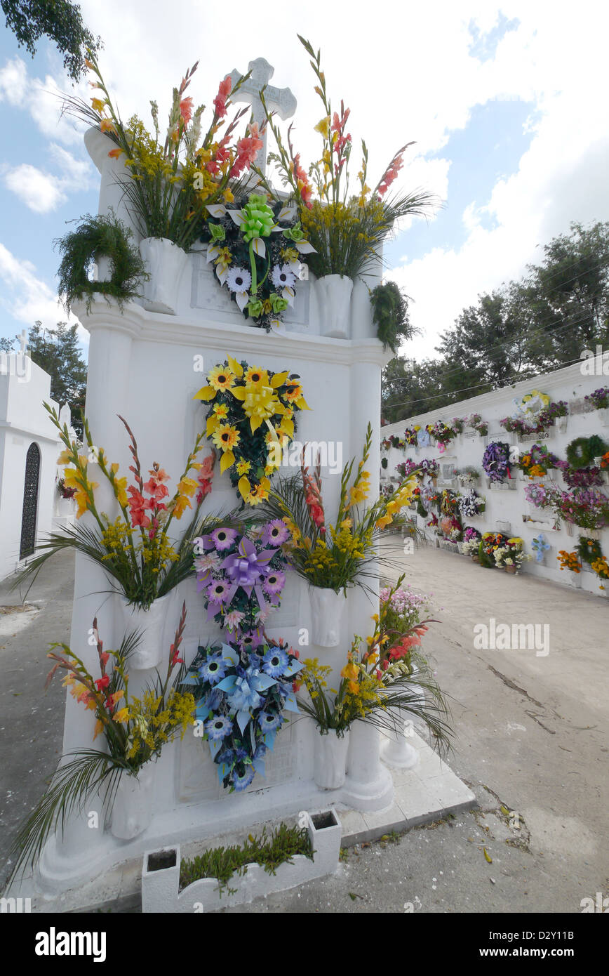 Tumbas con flores fotografías e imágenes de alta resolución Alamy