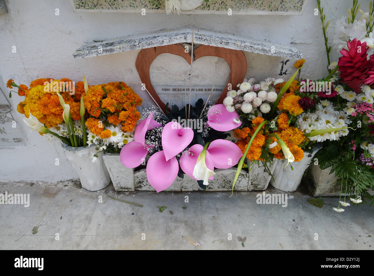 Tumbas con flores fotografías e imágenes de alta resolución Alamy
