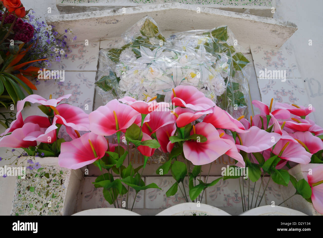 Cementerio principal día de muertos tumbas adornadas de flores frescas