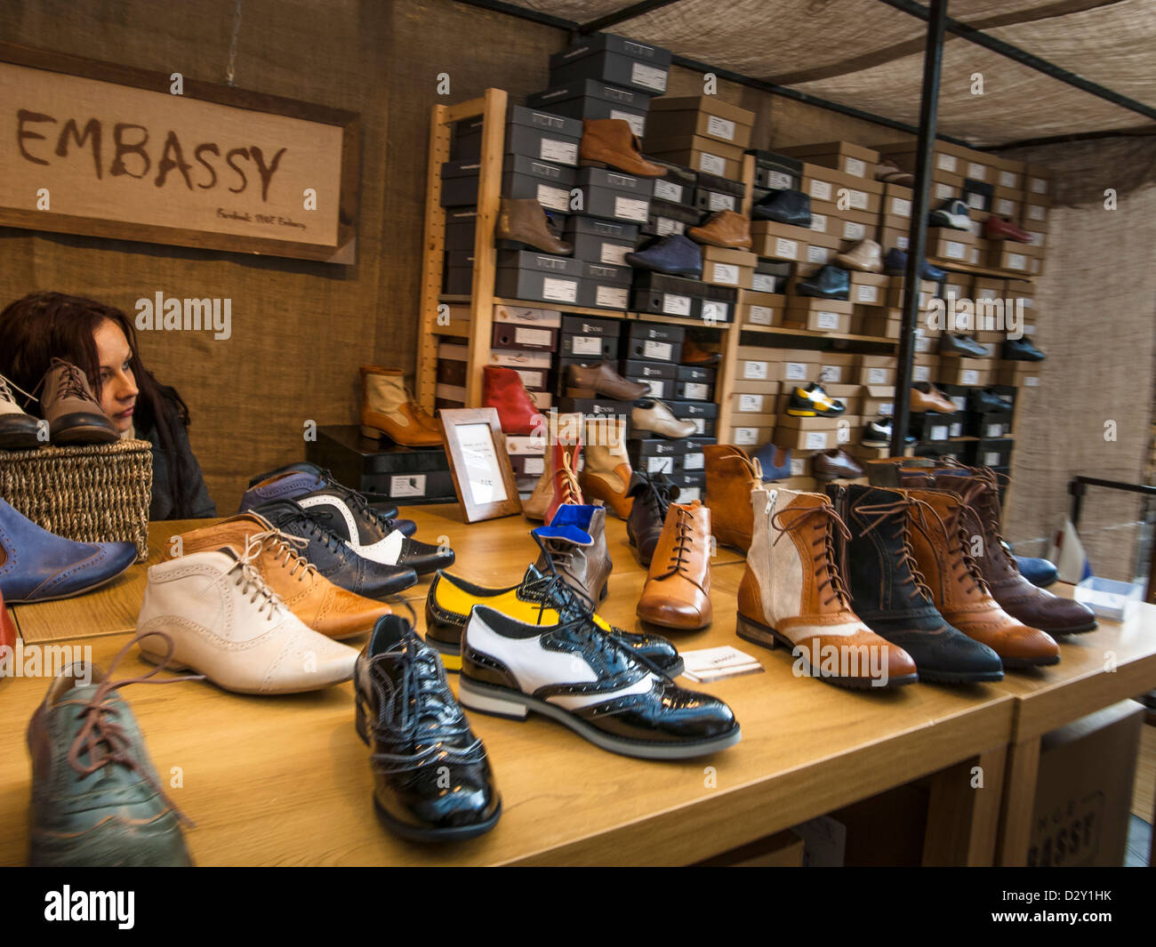 Aburrido zapatería vendedor Fotografía de stock - Alamy