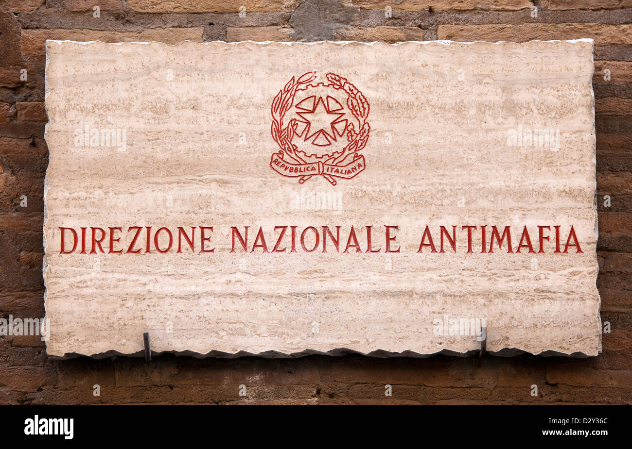 Placa con el nombre en la entrada a la Direzione Nazionale Antimafia, Roma, Italia Foto de stock