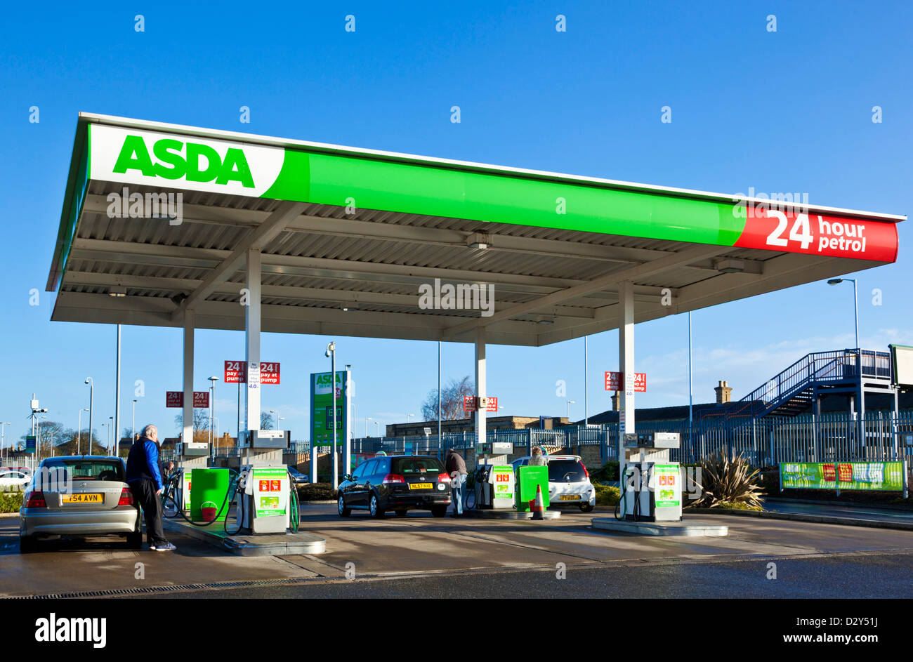 Asda gasolinera explanada con hombre poner gasolina en su coche uk Foto de stock