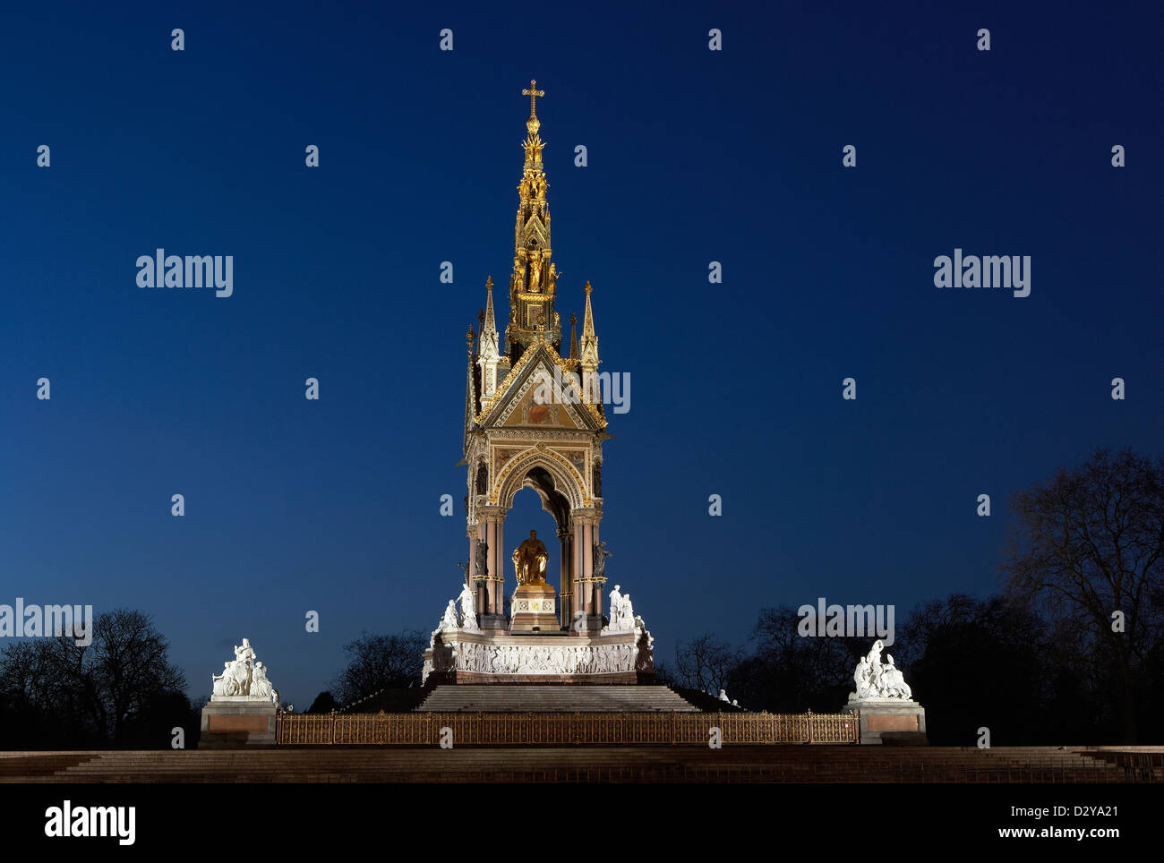 Londres, Reino Unido, el Albert Memorial iluminada por la noche Foto de stock