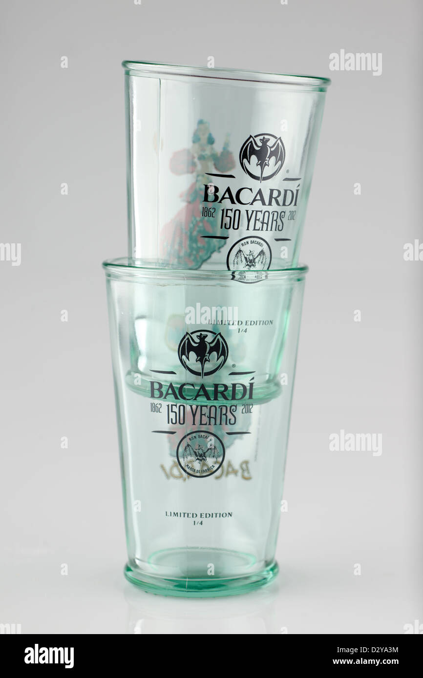 Dos LIMITED EDITION de espesor de vidrio vasos de vidrio Bacardi celebra  150 años de producción 1862 a 2012 Fotografía de stock - Alamy