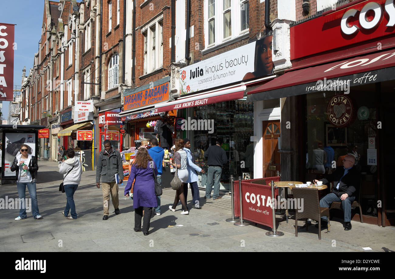 Londres, Reino Unido, comprar tiendas y cafés en Uxbridge Road Foto de stock