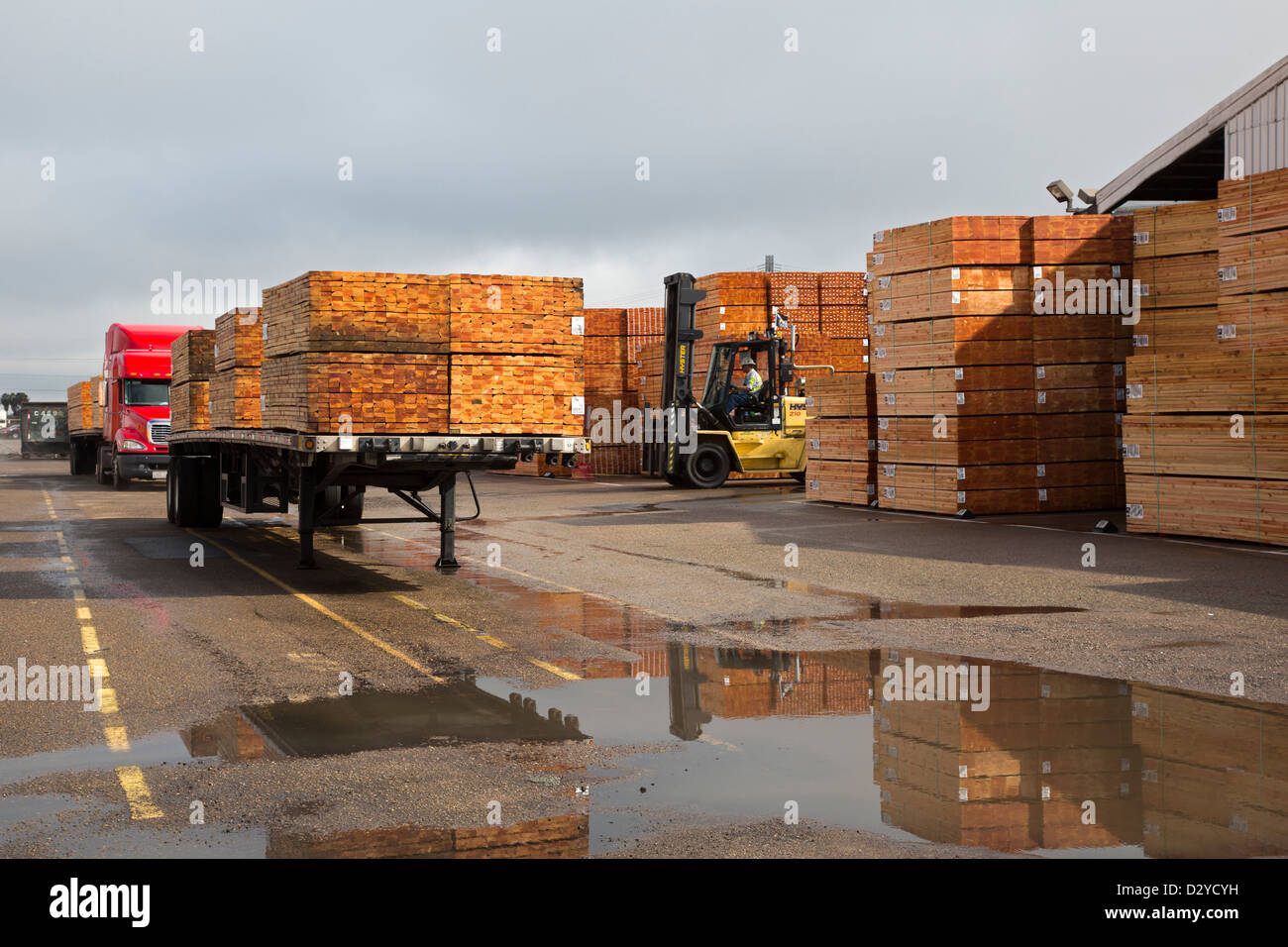 En National City, California - la madera importada de distribución espera en el puerto de San Diego. Foto de stock