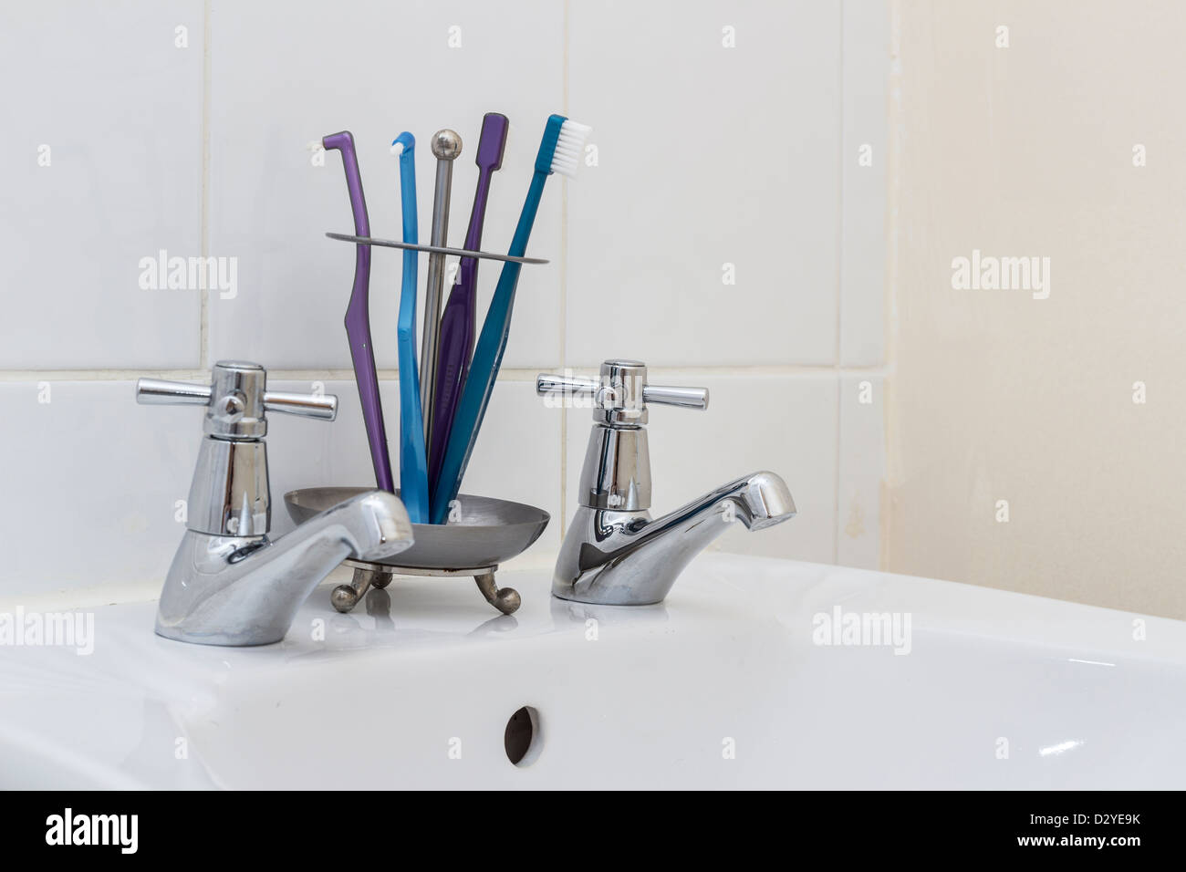 Los cepillos de dientes en el baño. Foto de stock