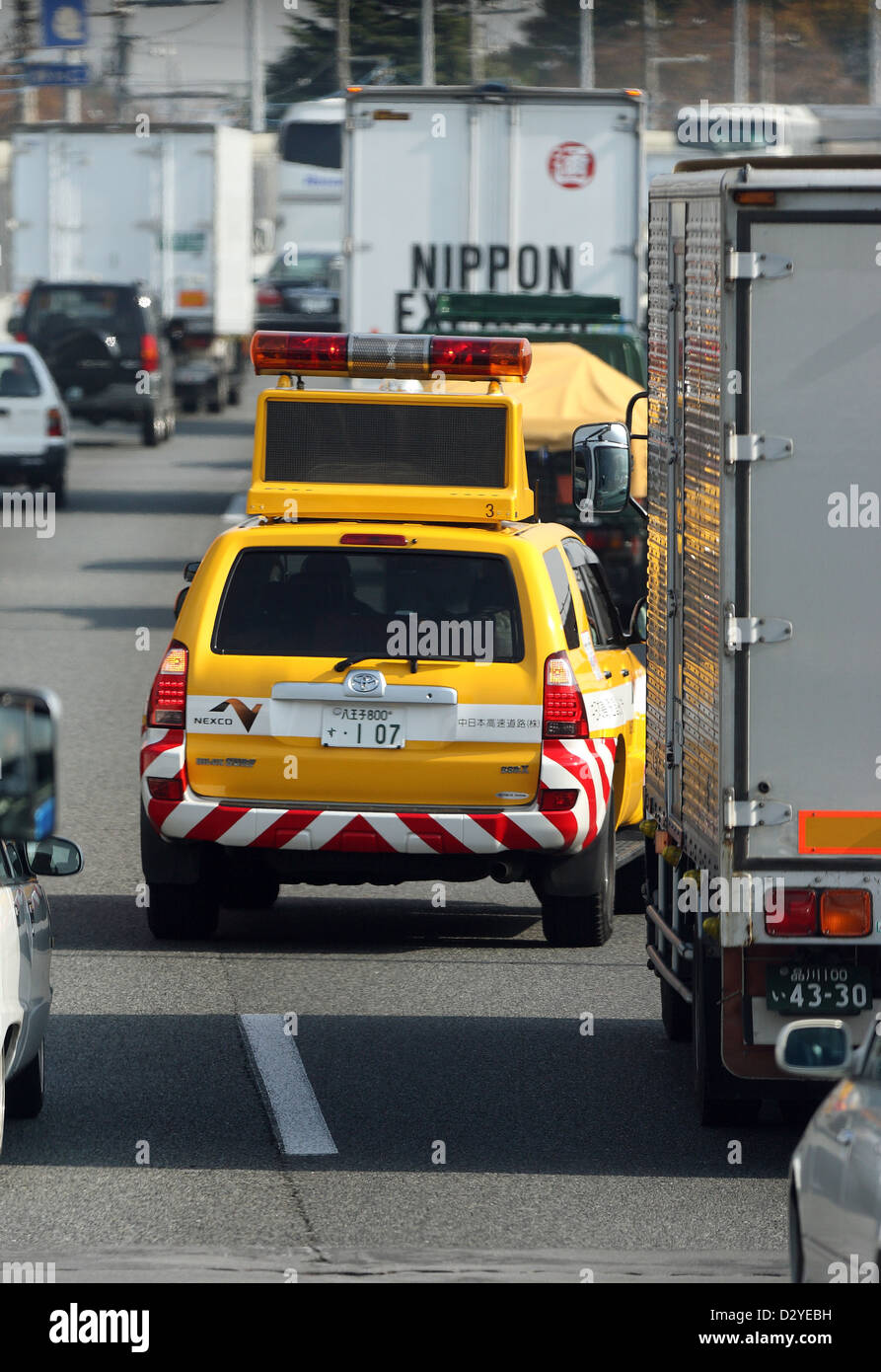 Tokio, Japón, un coche de policía asignado a una carretera a la derecha Foto de stock