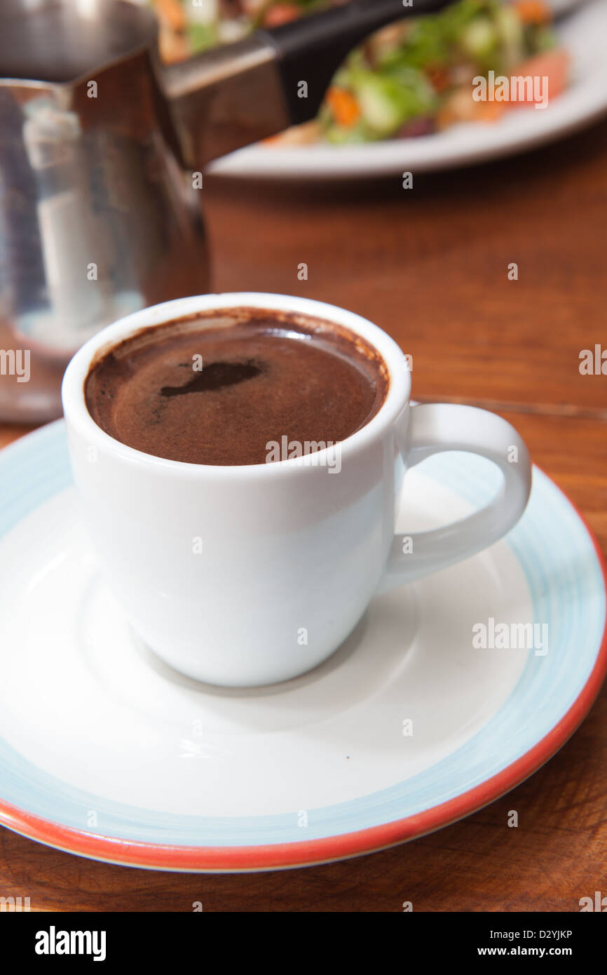 Taza Demitasse de ricos y robustos turco o café árabe servido con garrafa  de metal Fotografía de stock - Alamy