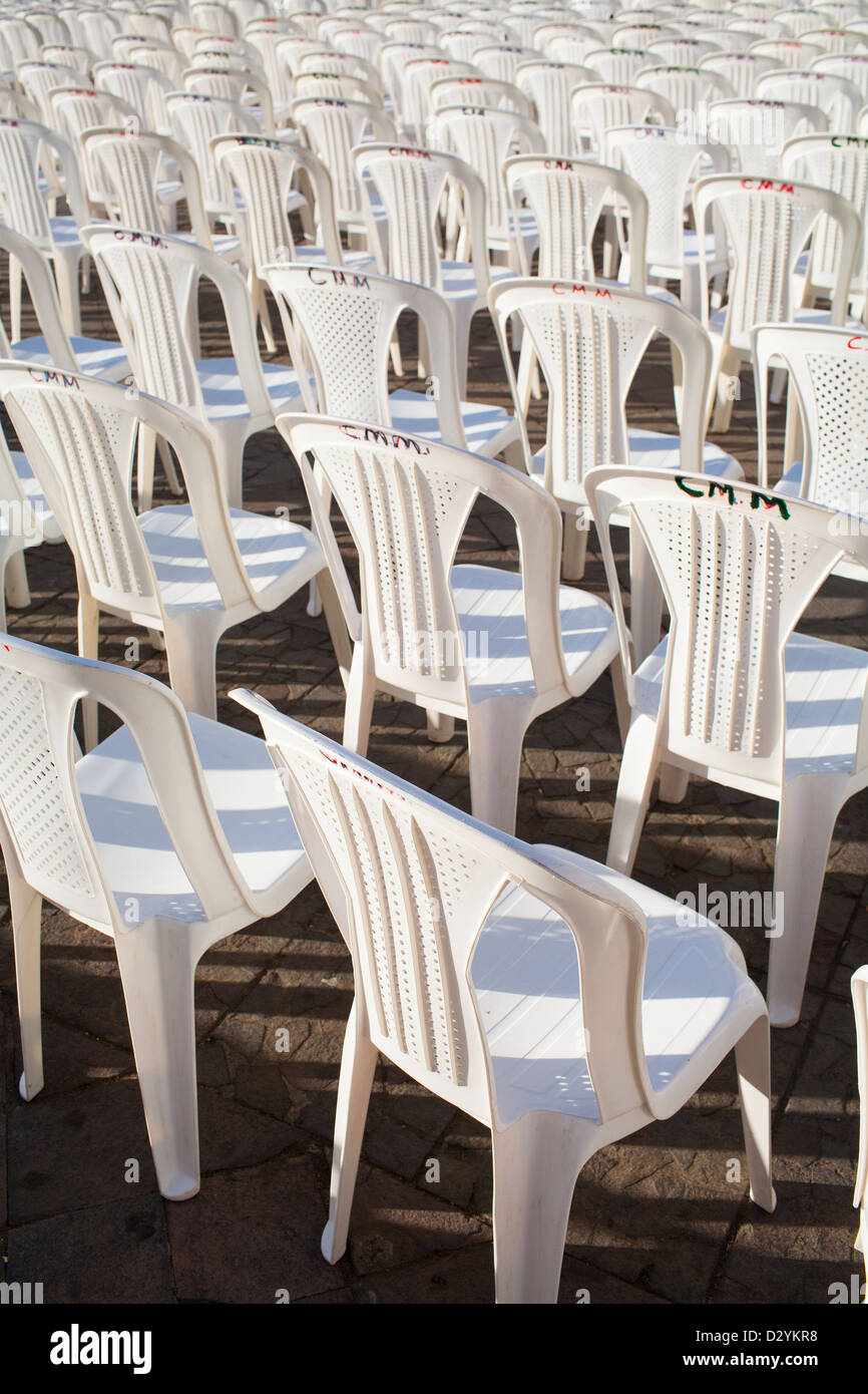 Sillas de plástico blancas alineadas para un mitin político en la plaza de  la ciudad de Granada, Nicaragua Fotografía de stock - Alamy