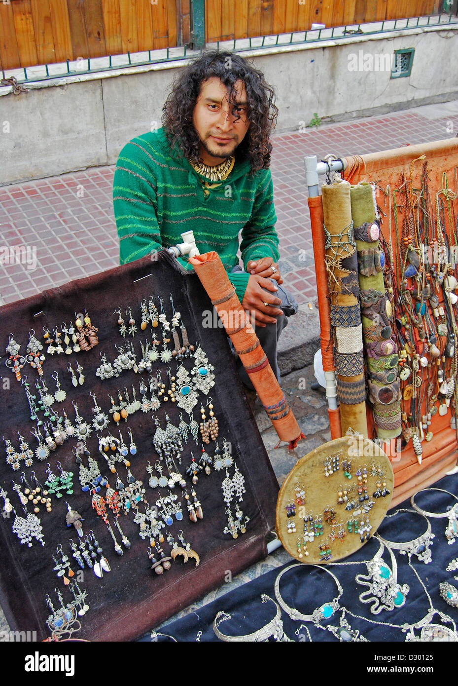 Retrato de un hombre vendiendo joyas hechas a mano en la sección de San  Telmo de Buenos Aires, Argentina Fotografía de stock - Alamy