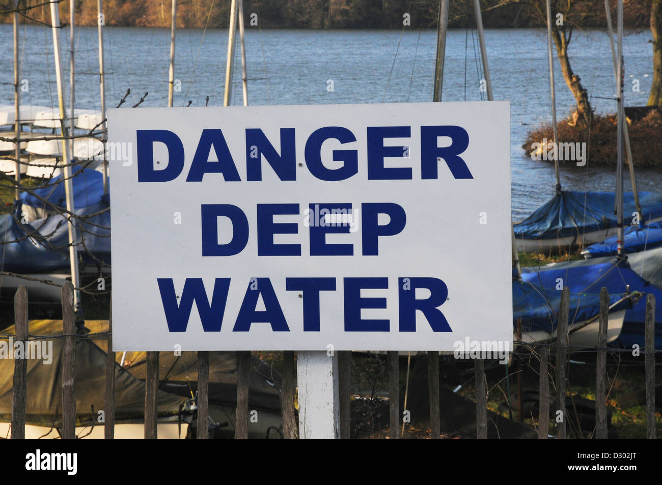 Signo de agua profunda de peligro Foto de stock