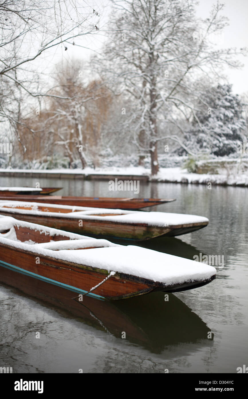 Cambridge Punts, Río Cam en la nieve, Inglaterra, Reino Unido. Foto de stock