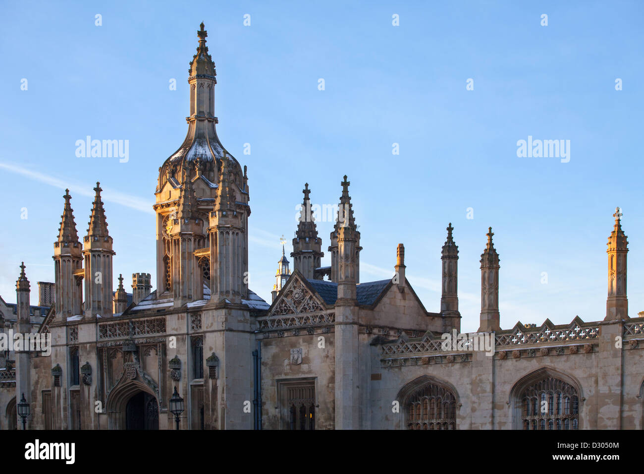 El Kings College, pináculos y la puerta principal de la Universidad de Cambridge, Inglaterra, Reino Unido. Foto de stock