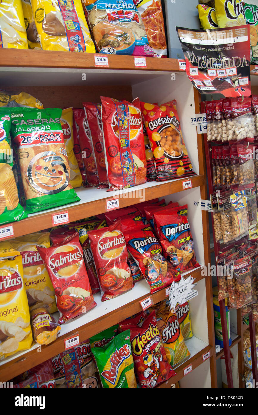 Las bolsas de patatas fritas en el estante en el Supermercado en Oaxaca -  México Fotografía de stock - Alamy