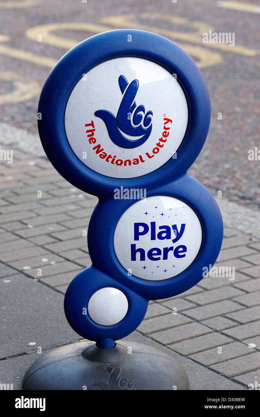 Uk National Lottery jugar aquí firmar en el sendero fuera de una tienda en el reino unido Foto de stock