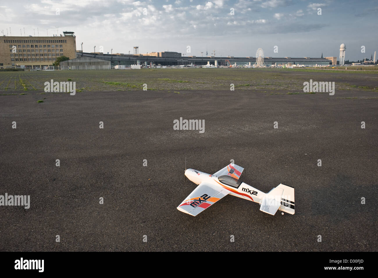 Avión miniatura en la pista del antiguo aeropuerto de Tempelhof en Berlín. Foto de stock