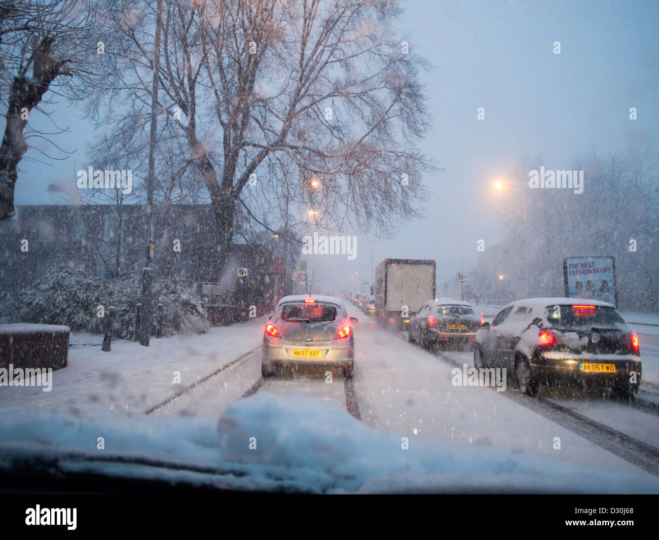 Coches atascados en la tormenta de nieve durante el mal tiempo, causando el caos de tráfico en el sur de Yorkshire, Inglaterra, febrero de 2013 Foto de stock