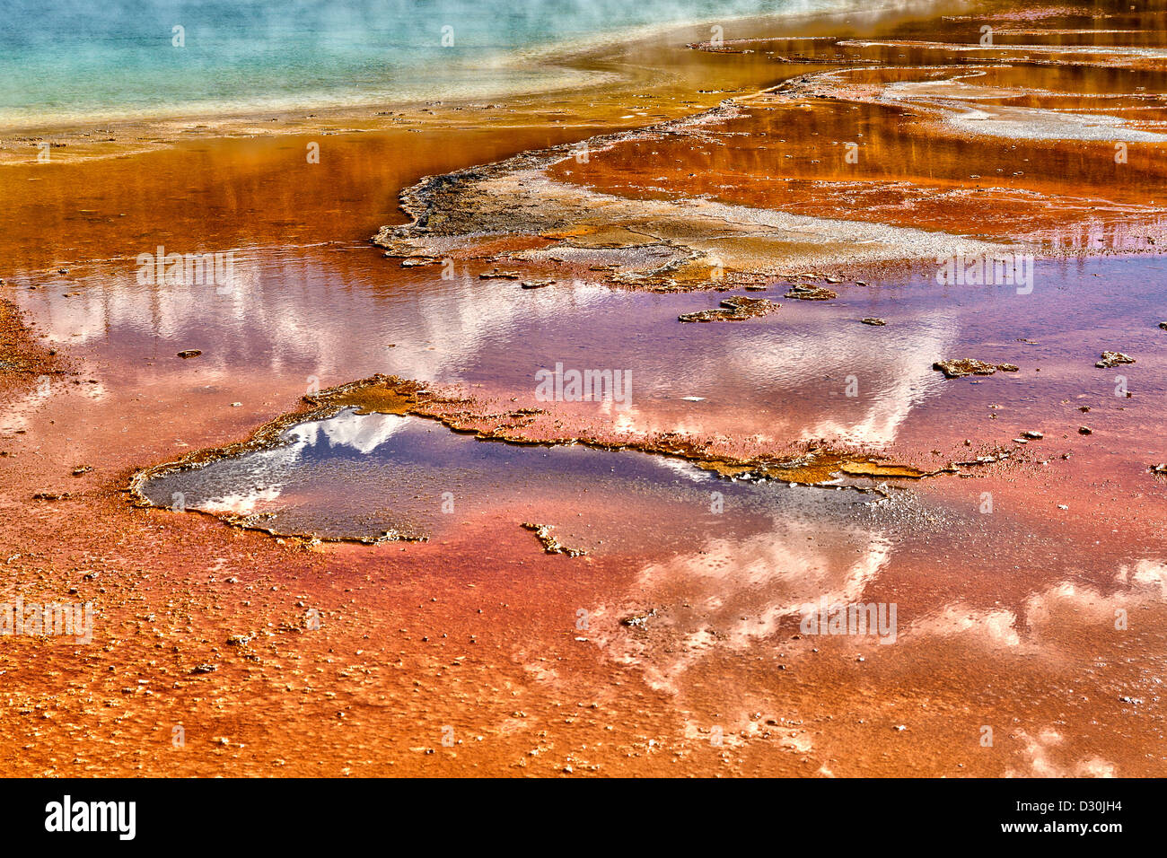Los reflejos de las nubes en bacterias esteras de Grand Prismatic Spring, el Parque Nacional Yellowstone, Wyoming Foto de stock