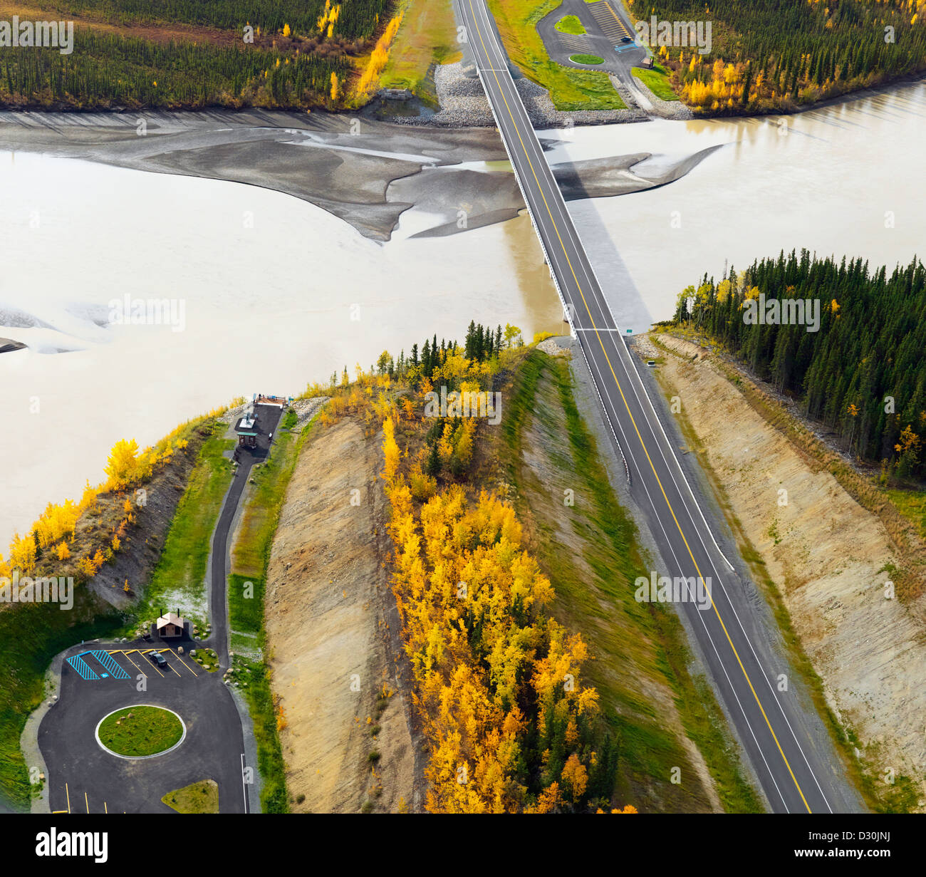 Una foto aérea de la recién construida Autopista de Alaska puente que cruza el río Tanana justo al sureste de Alaska Tok. Foto de stock