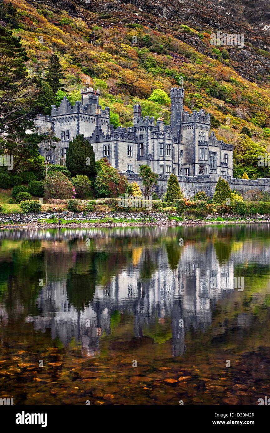 La abadía de Kylemore reflejado en el lago. Co Galway, Irlanda. Foto de stock