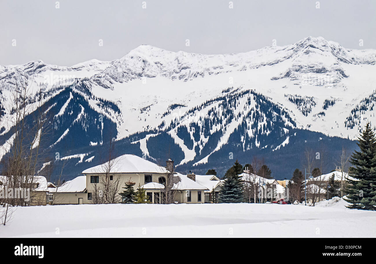 Pistas de esquí de Fernie Alpine Resort vista desde la ciudad de Fernie, BC, Canadá. Foto de stock