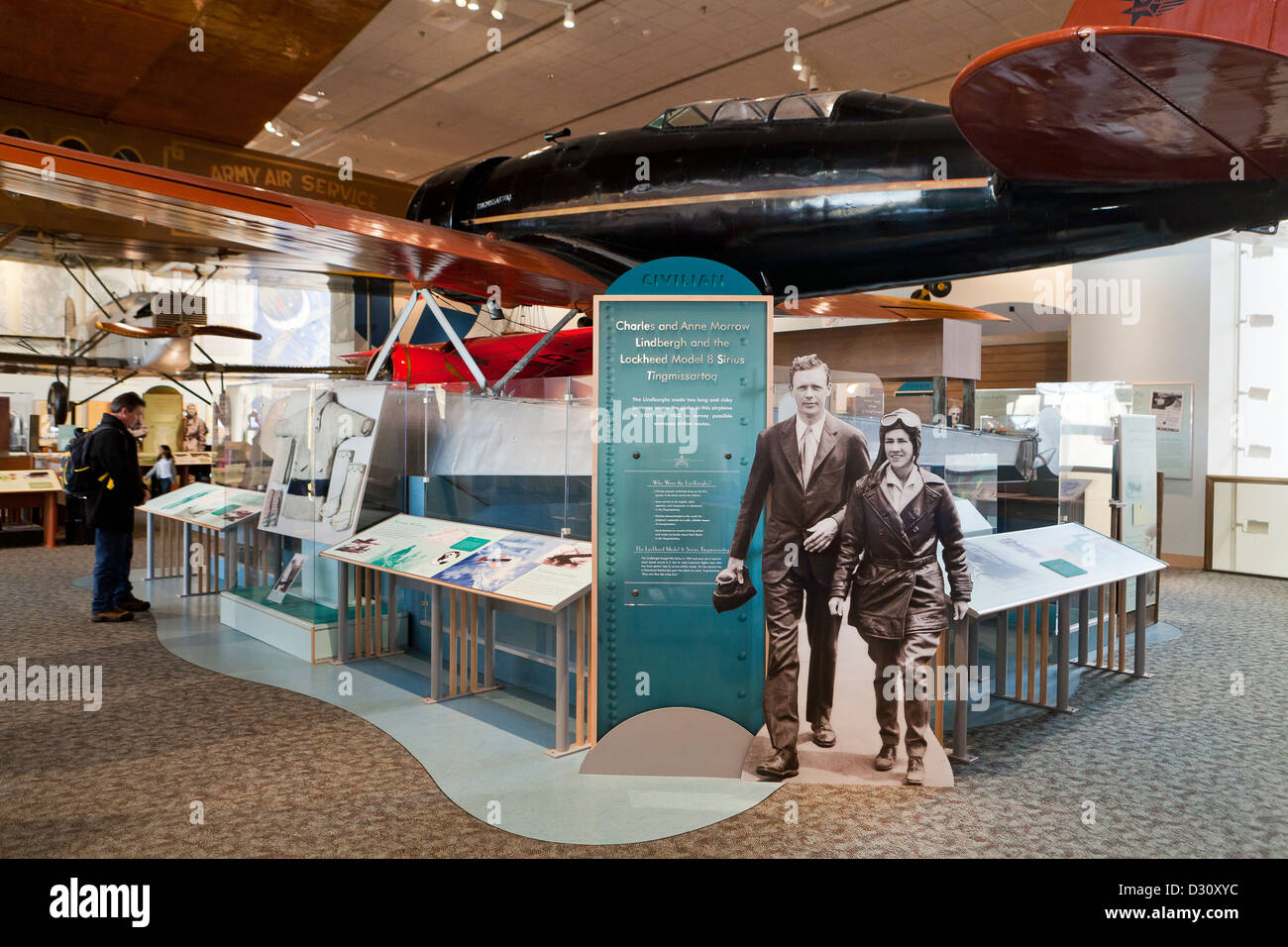 Charles y Anne Morrow Lindbergh y el Modelo 8 de Lockheed Sirius Tingmissartoq exhibición en el Museo Nacional del Aire y del espacio Foto de stock