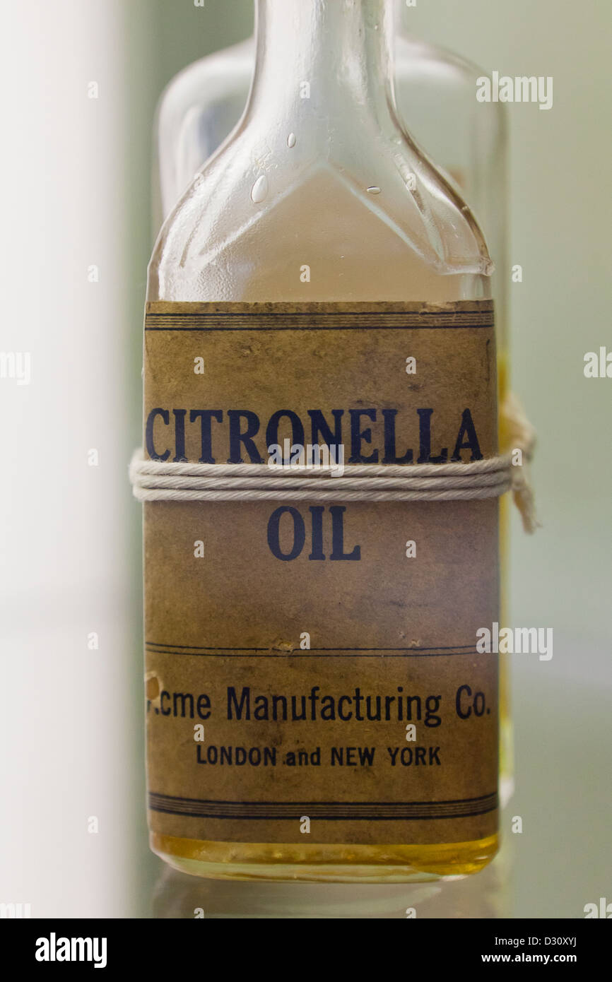 Antigua botella de aceite de citronela, circa 1930 Foto de stock