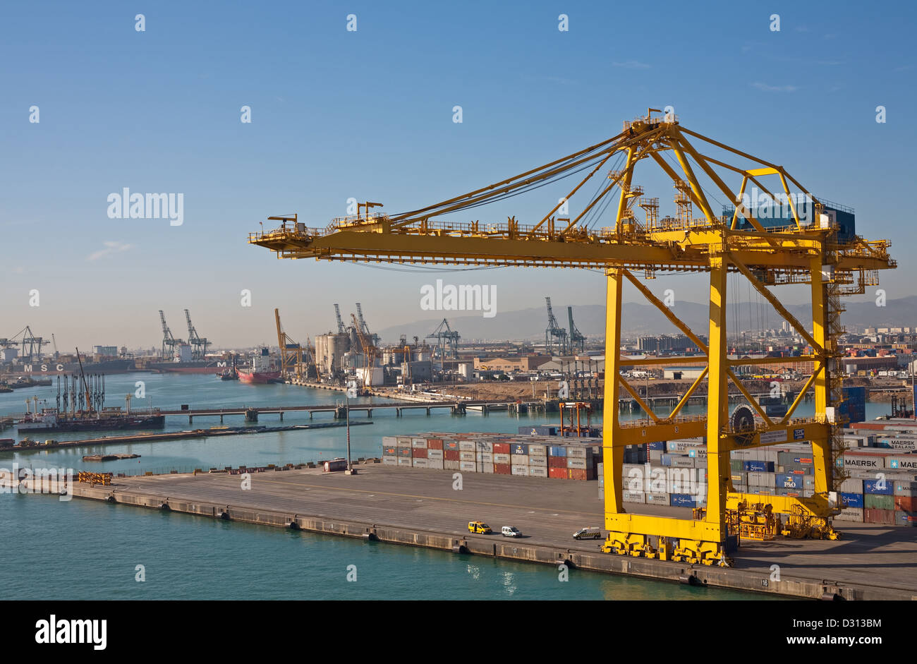 Barcelona, España, grúas de carga en el puerto franco de Barcelona  Fotografía de stock - Alamy