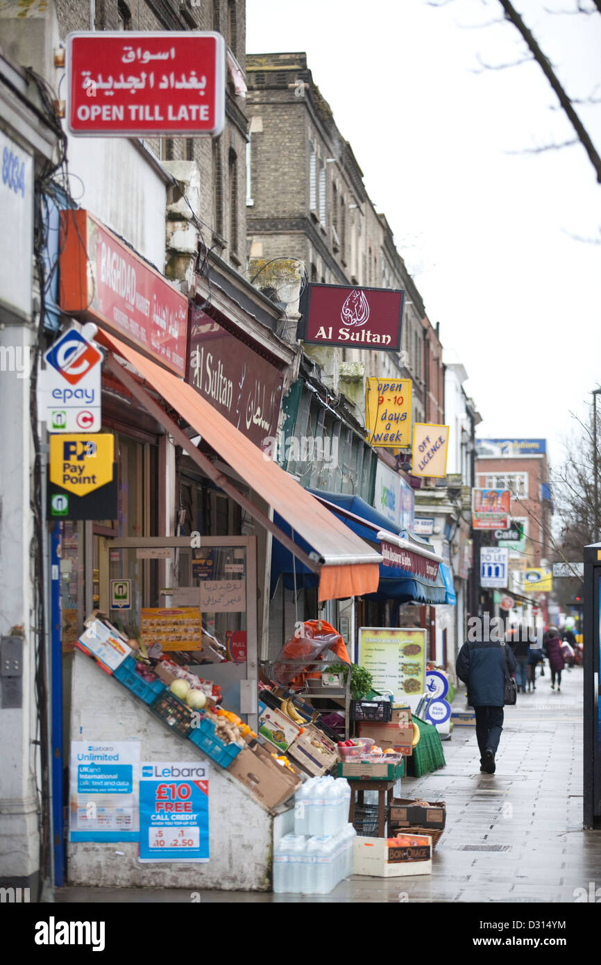 Multicultural, las tiendas en Acton Vale, al oeste de Londres, Inglaterra, Reino Unido. Foto de stock