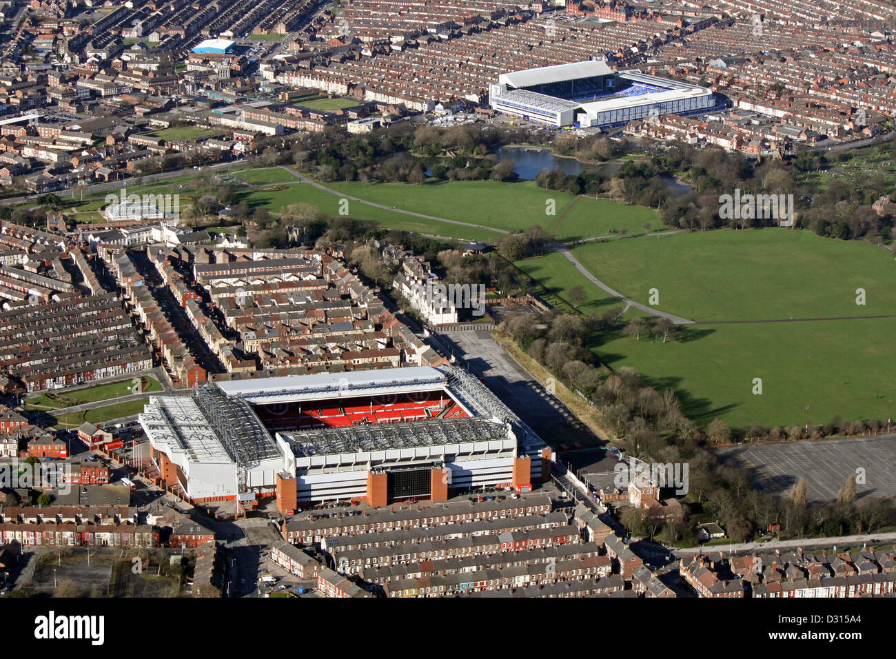 Vista aérea del Liverpool FC Estadio Anfield mirando a través de Stanley Park a Everton FC Goodison Park Stadium, Liverpool Foto de stock