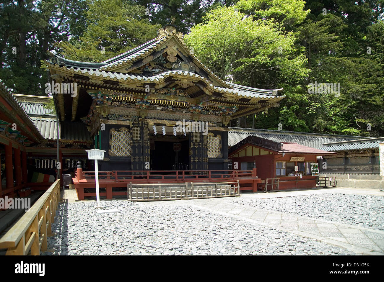 Shin'yosha (神輿舎) en el patio interior de Toshogu, Nikko, Prefectura de Tochigi, Japón, un sitio del Patrimonio Mundial de la UNESCO Foto de stock