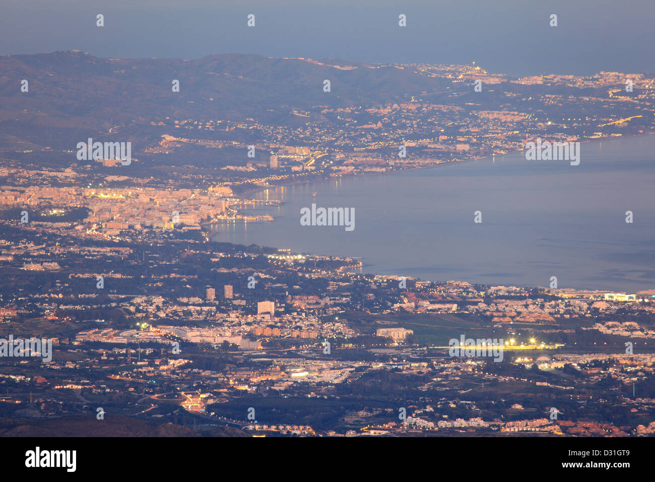 Vista aérea de la costa de Marbella en la noche. Costa del Sol, Andalucía, España Foto de stock