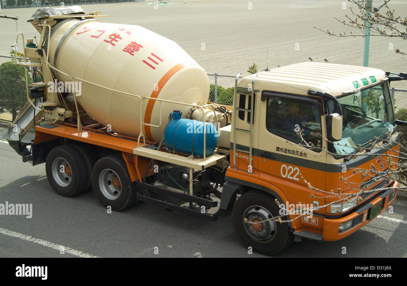 Camiones mixer ofrece concreto en Japón Foto de stock