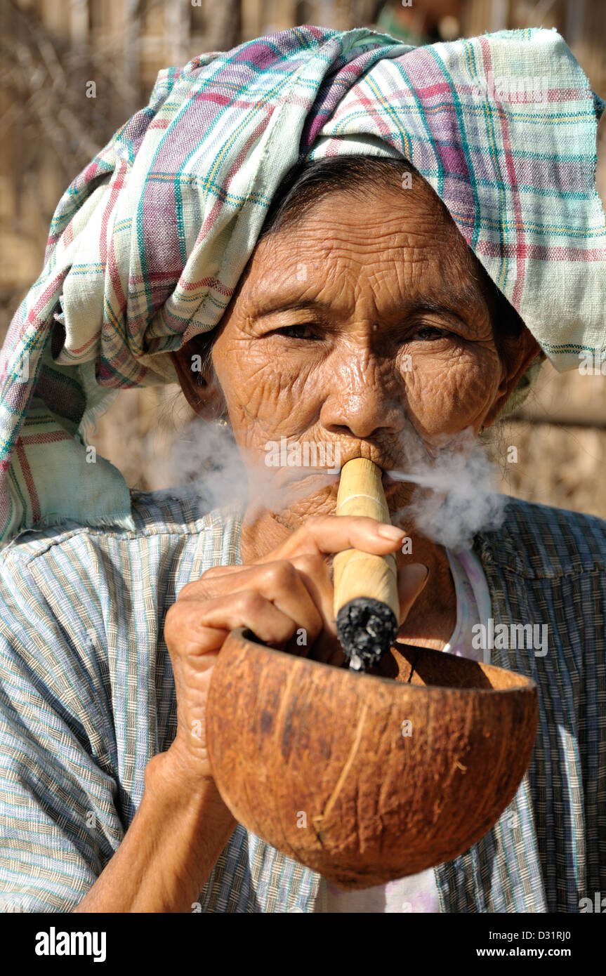 Anciana de fumar, Minnanthu Cheroot Village, Bagan, Birmania, Myanmar Foto de stock