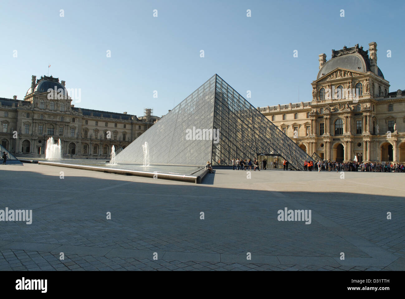 La pirámide de cristal encima del Museo del Louvre, París, Francia. Foto de stock