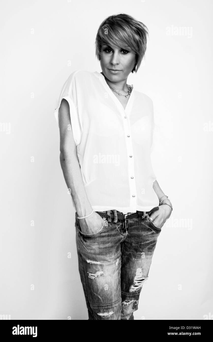 Retrato En Blanco Y Negro De Una Mujer De Pelo Corto En Vestimenta Casual Fotografia De Stock Alamy